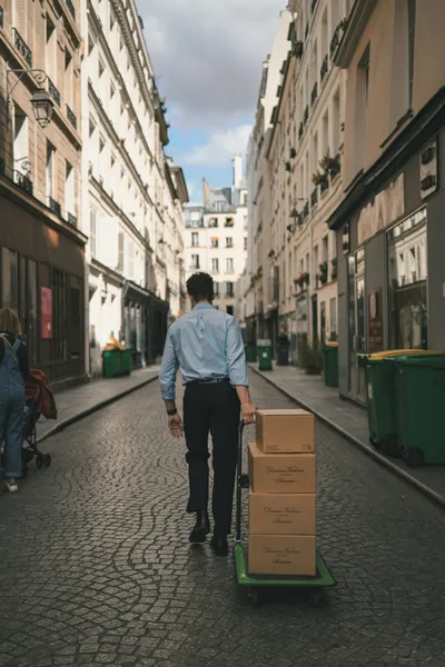 Hombre transportando cajas para su despacho