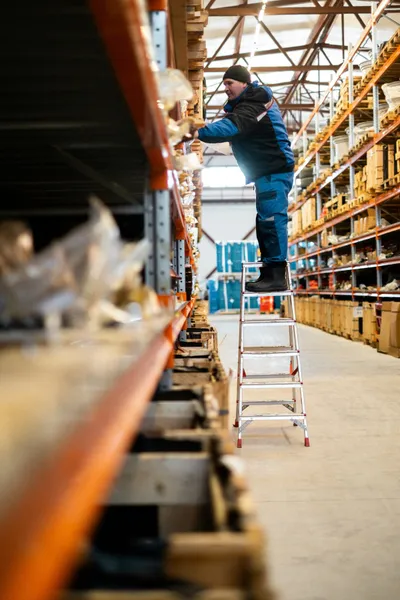 Trabajador gestionando inventario en una bodega