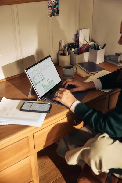 Persona gestionando datos de compras desde un computador